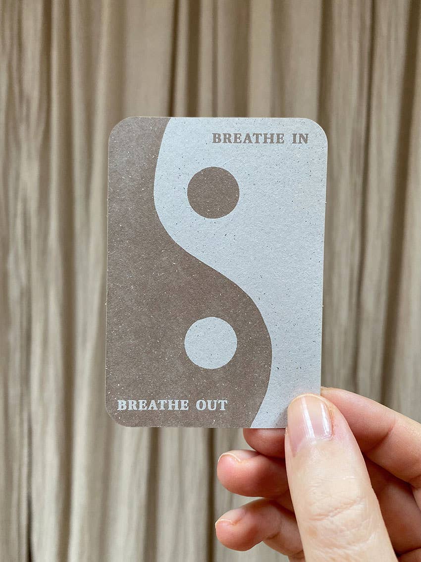 Aufkleber „Breathe In & Breathe Out“ aus nachhaltigem Kraftpapier – Yin Yang Design