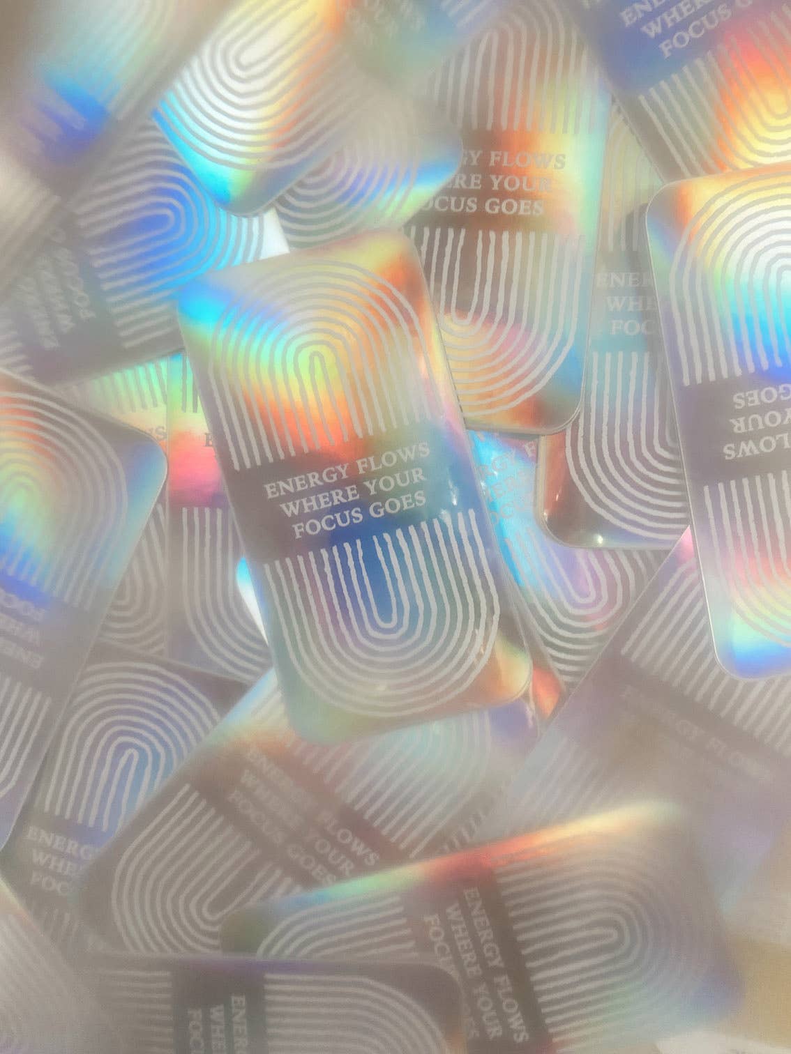 HOLOGRAPHISCHER AUFKLEBER - ENERGIE FLIESST DORTHIN, WO DEIN FOKUS HINGEHT