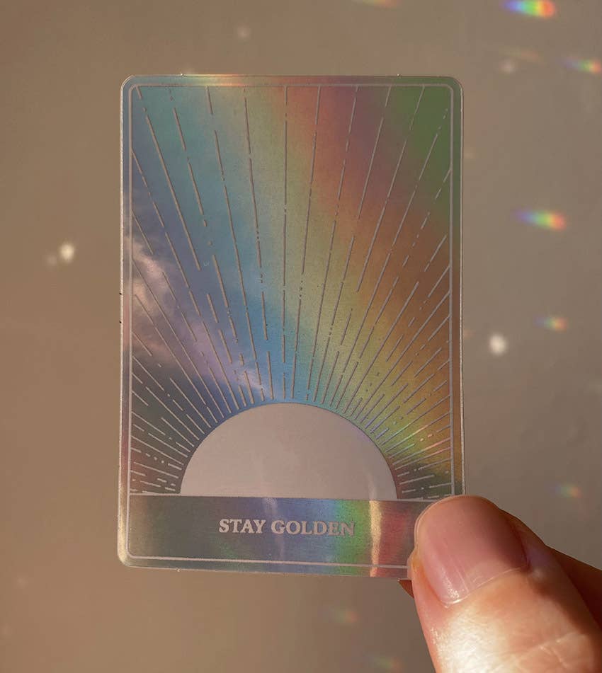Holografischer Aufkleber „Stay Golden“ mit Sonne und Tarot-Affirmation