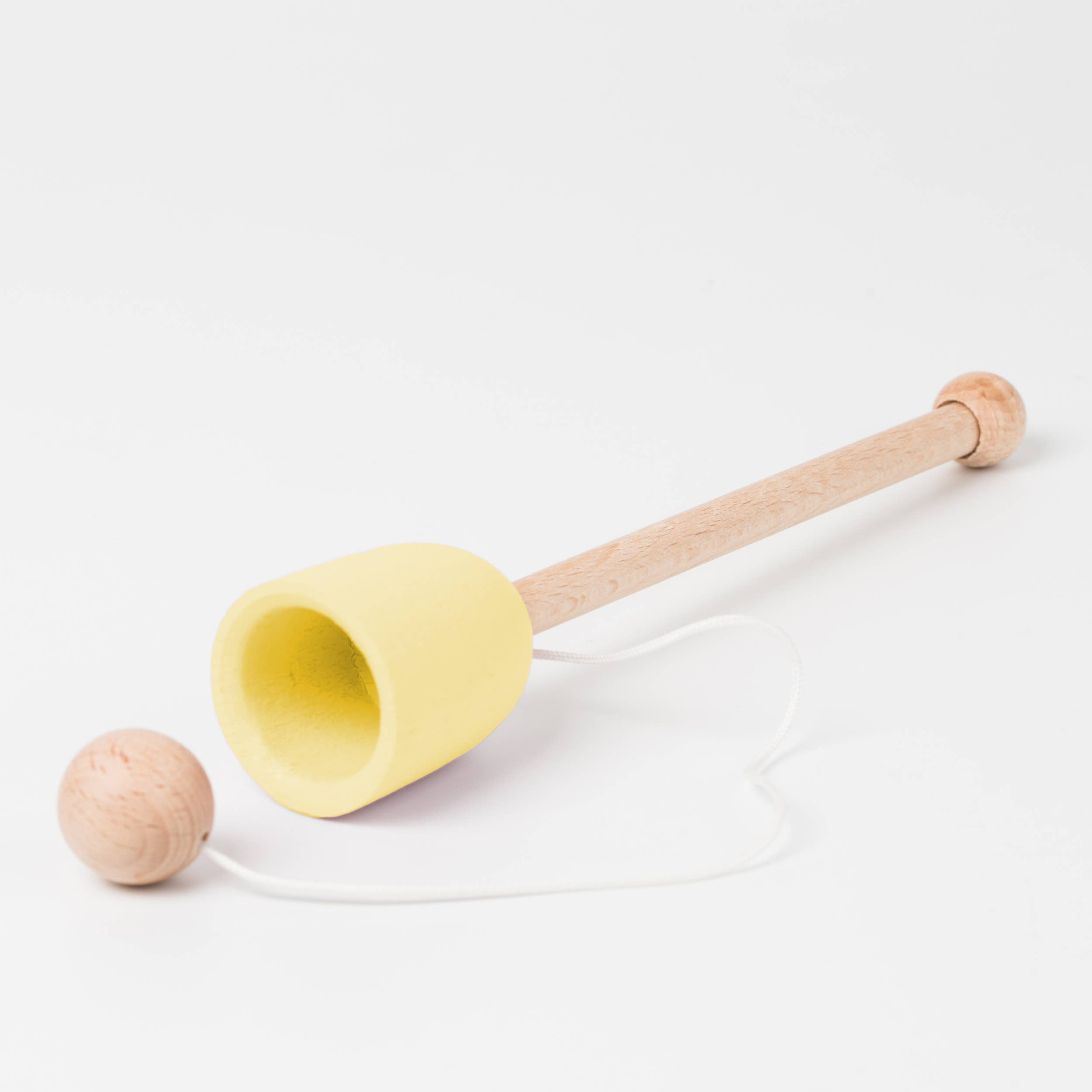 Becher und Ball - Kinderspielzeug: Gelb