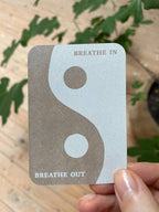 Aufkleber „Breathe In & Breathe Out“ aus nachhaltigem Kraftpapier – Yin Yang Design