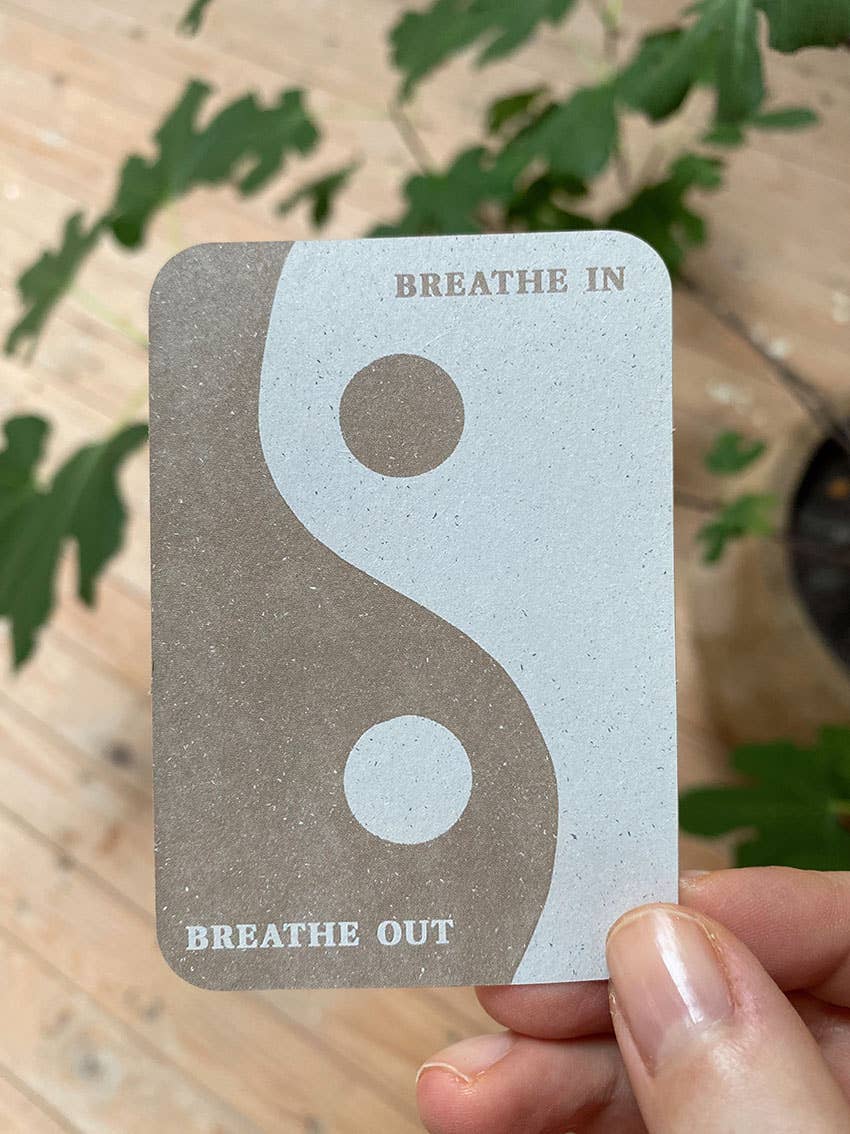Aufkleber „Breathe In & Breathe Out“ aus nachhaltigem Kraftpapier – Yin Yang Design