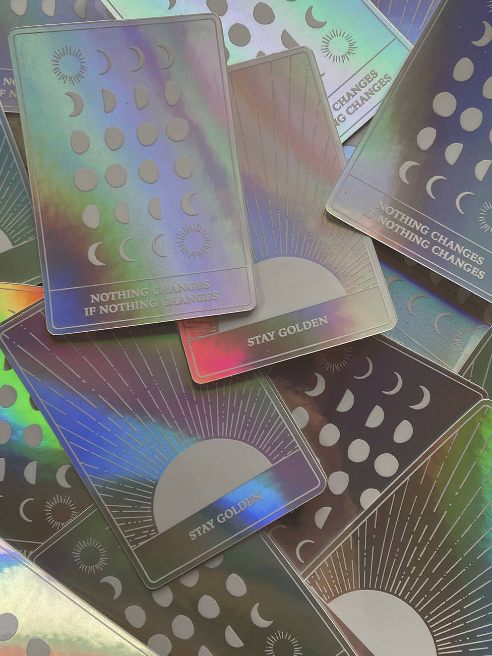 Holografischer Aufkleber „Stay Golden“ mit Sonne und Tarot-Affirmation