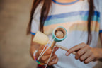 Becher und Ball - Kinderspielzeug: Gelb
