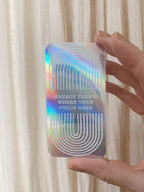 HOLOGRAPHISCHER AUFKLEBER - ENERGIE FLIESST DORTHIN, WO DEIN FOKUS HINGEHT