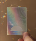 Holografischer Aufkleber „Stay Golden“ mit Sonne und Tarot-Affirmation