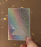 Holografischer Aufkleber „Stay Golden“ mit Sonne und Tarot-Affirmation